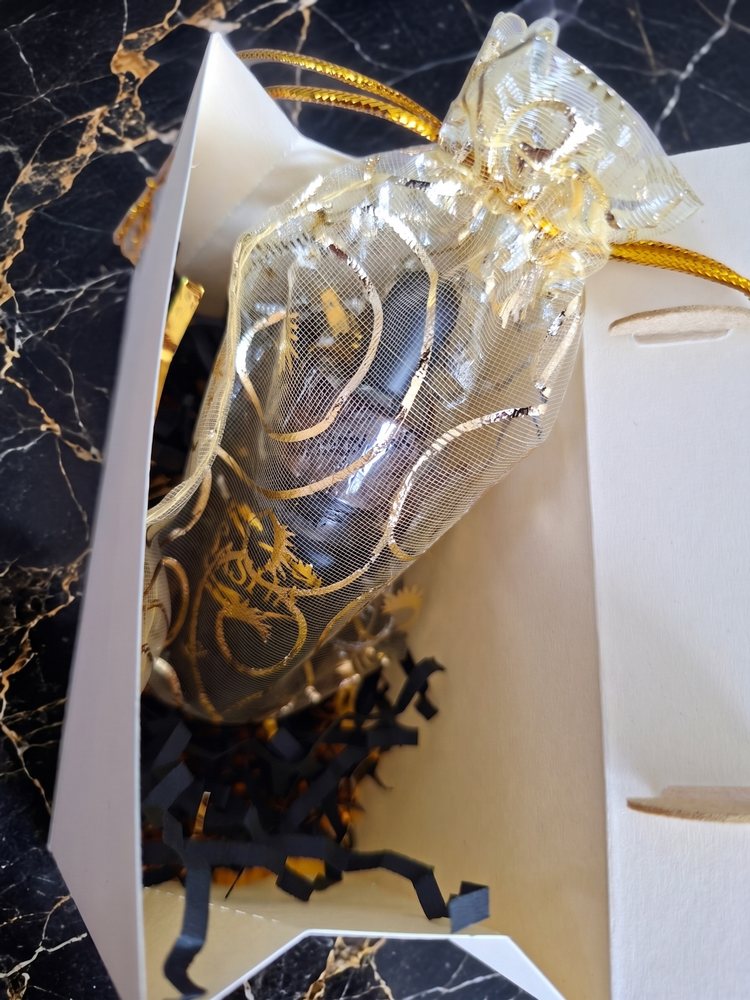 A close look inside the SASHA gift packaging